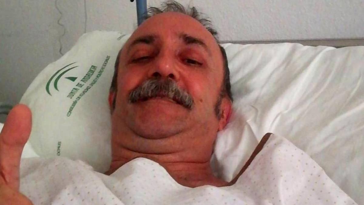 Santi Rodríguez, el frutero de 7 Vidas, en el hospital, cuando sufrió el infarto.