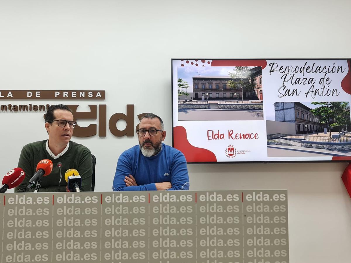 El alcalde Rubén Alfaro y el concejal José Antonio Amat presentando el proyecto en el Ayuntamiento.