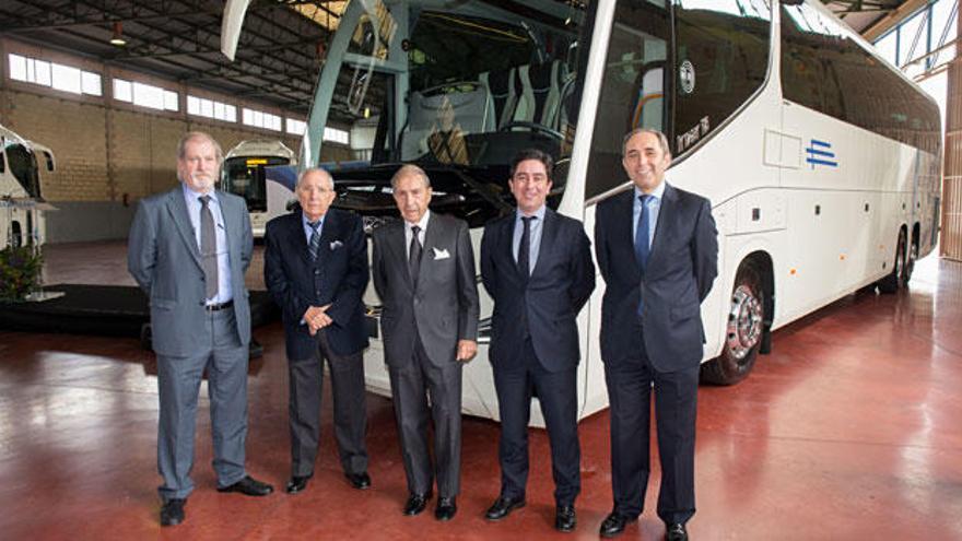 De izquierda a derecha: Javier Aramburu, de Irizar; José Serna y Cayetano Serna, de Autocares Agostense; Jaime Verdú, de Volvo Buses España y Miguel Ángel Pérez, de Irizar