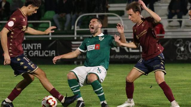 David Añón, del Coruxo, es objeto de falta durante el partido de ayer. |  José Lores