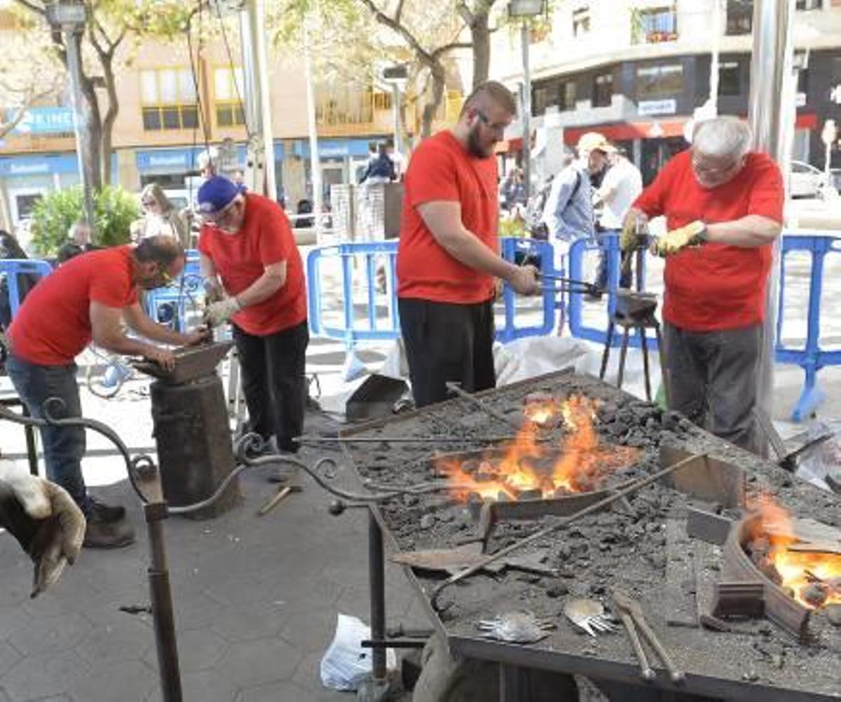 Santa Pola baja la persiana a un fin de semana de feria, fuego y música en directo