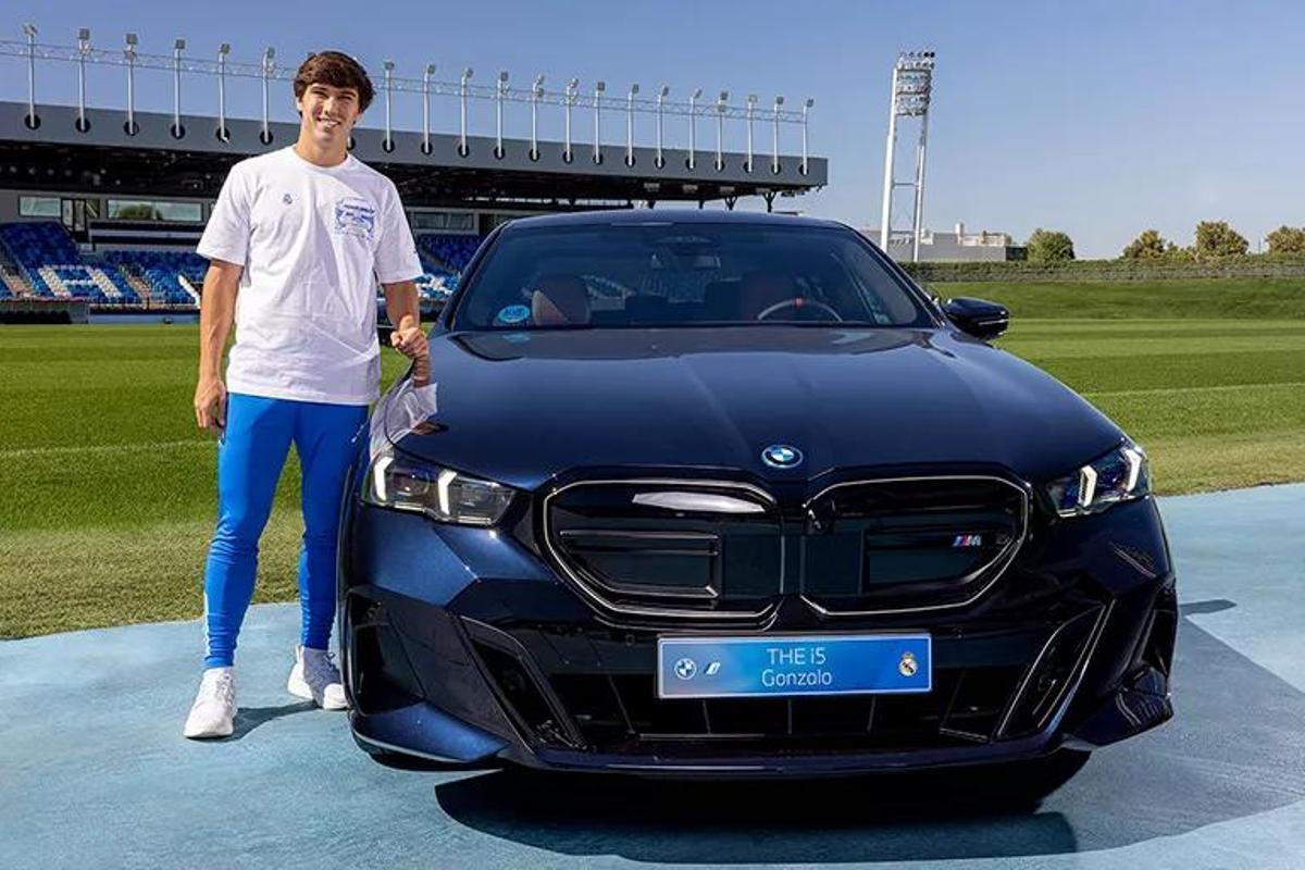 Gonzalo García, jugador del Real Madrid, junto a su BMW i5