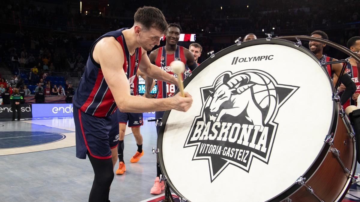 Rodions Kurucs, celebrando la victoria del Baskonia ante La Laguna Tenerife