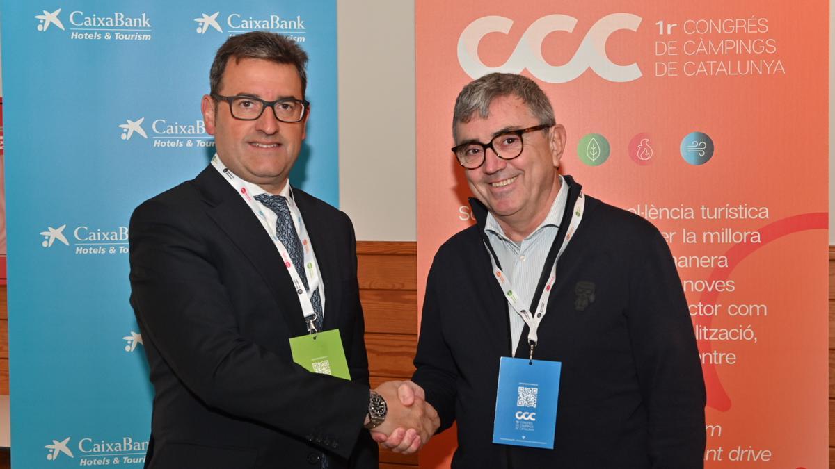 director El territorial Catalunya de CaixaBank, Josep Mª Gonzàlez, i el president de la Federació Catalana de Càmpings, Miquel Gotangera.
