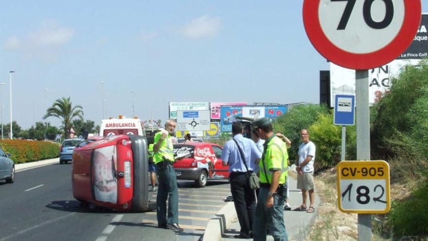Un accidente con tres heridos colapsa la salida de Torrevieja