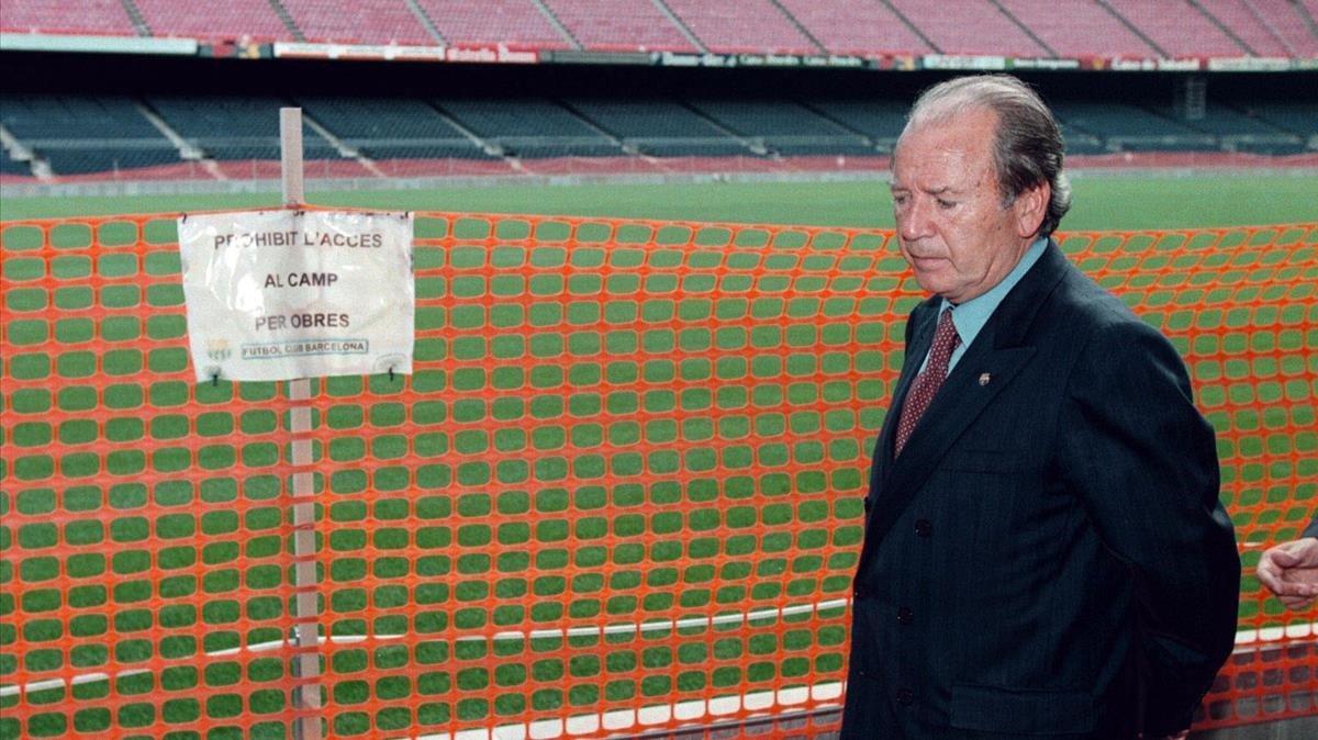 Núñez inspecciona las obras del Camp Nou, en septiembre de 1996.