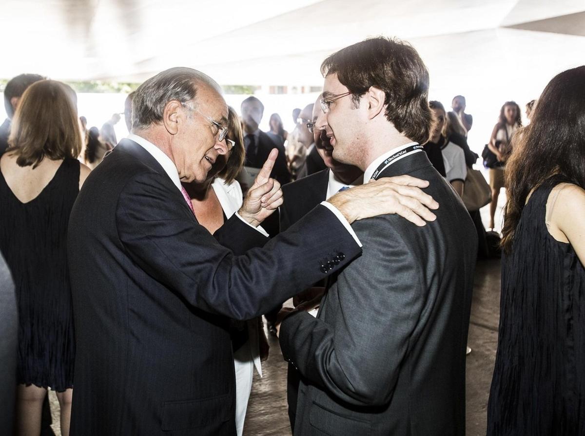 foto-isidro-fain-charla-con-un-becario-la-caixa