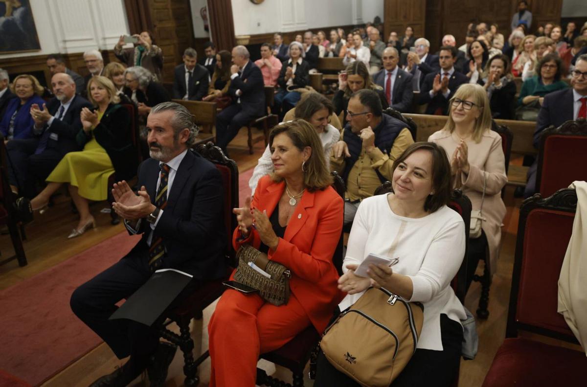 Asistentes a la entrega del galardón, en la capilla del edificio histórico de la Universidad de Oviedo. | LUISMA MURIAS