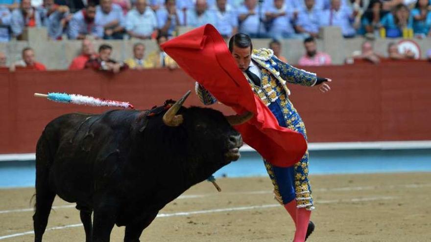 Manzanares en un lance de su faena. // G. S.