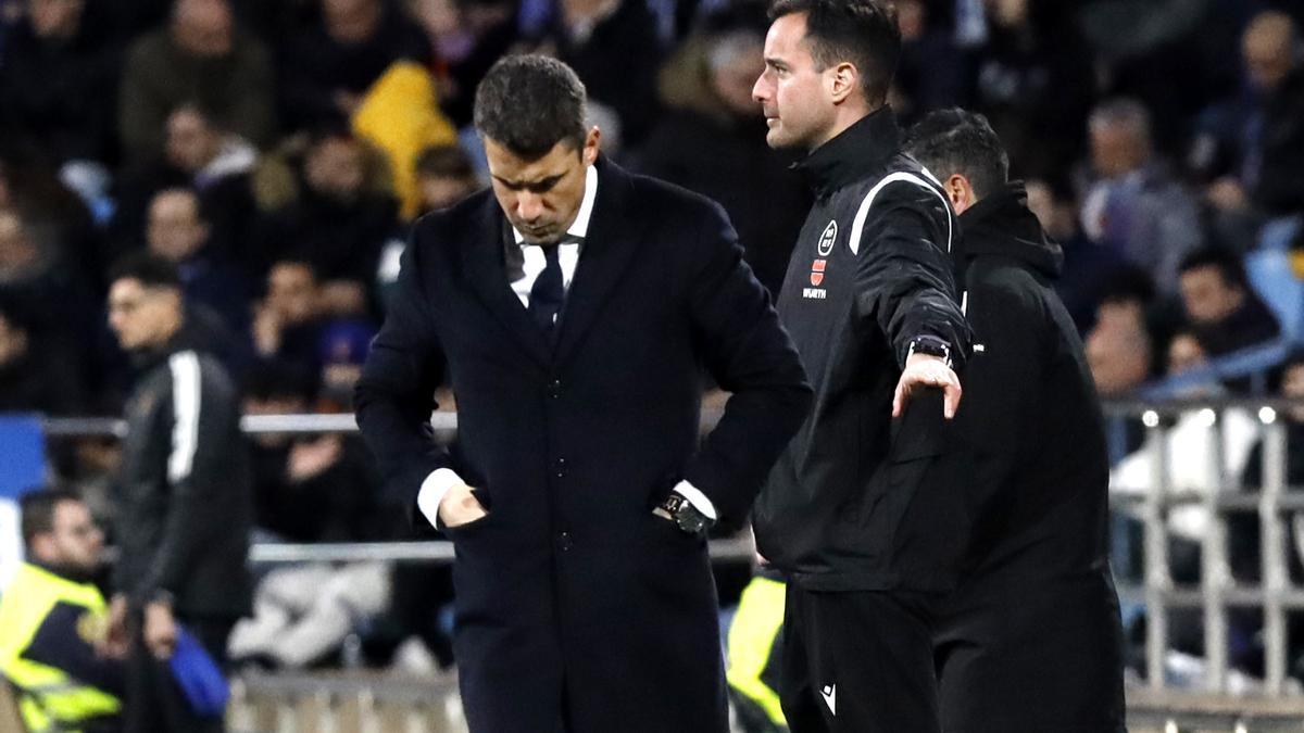 Julio Velázquez, cabizbajo en uno de sus últimos partidos al frente del Zaragoza.