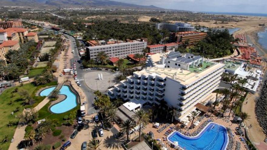 El hotel Ifa y, detrás, el Oasis Maspalomas y el Palm Beach. | sergio pérez
