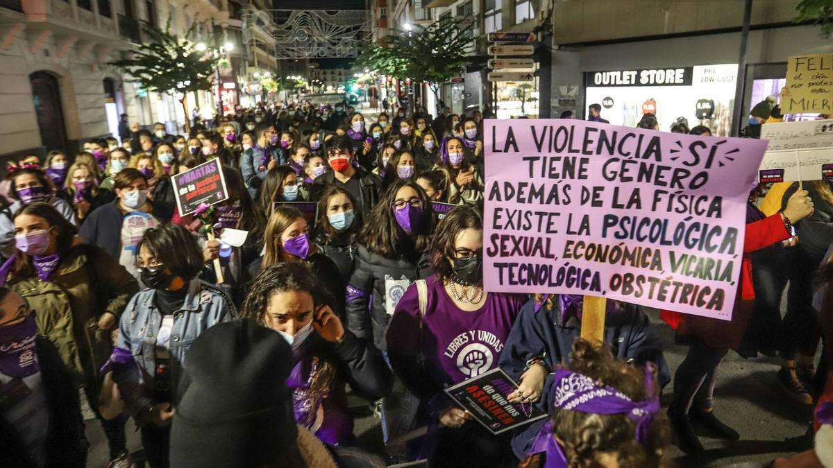 Protesta anoche en Orihuela en la marcha del 25N convocada por la Mesa de Igualdad del municipio y la concejalía. | TONY SEVILLA