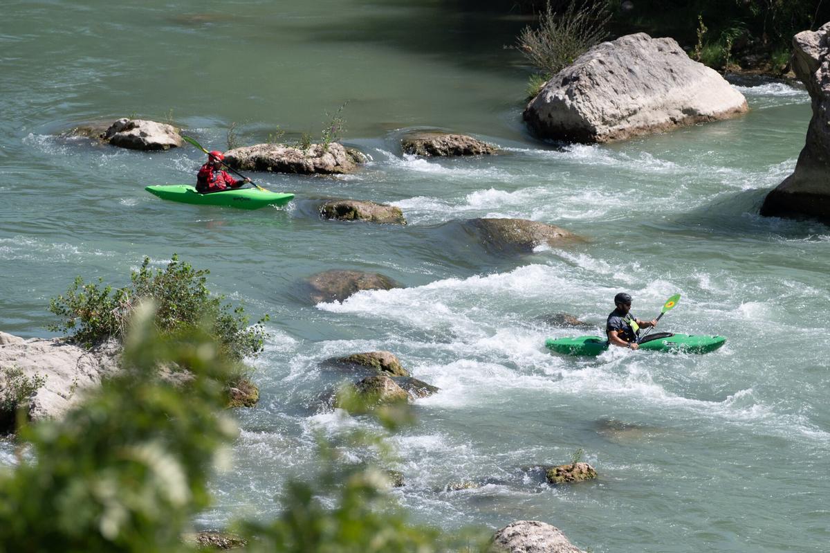 DEPORTE DE AVENTURA KAYAK PIRAGUISMO RIO GALLEGO MALLOS DE RIGLOS JULIO 2026