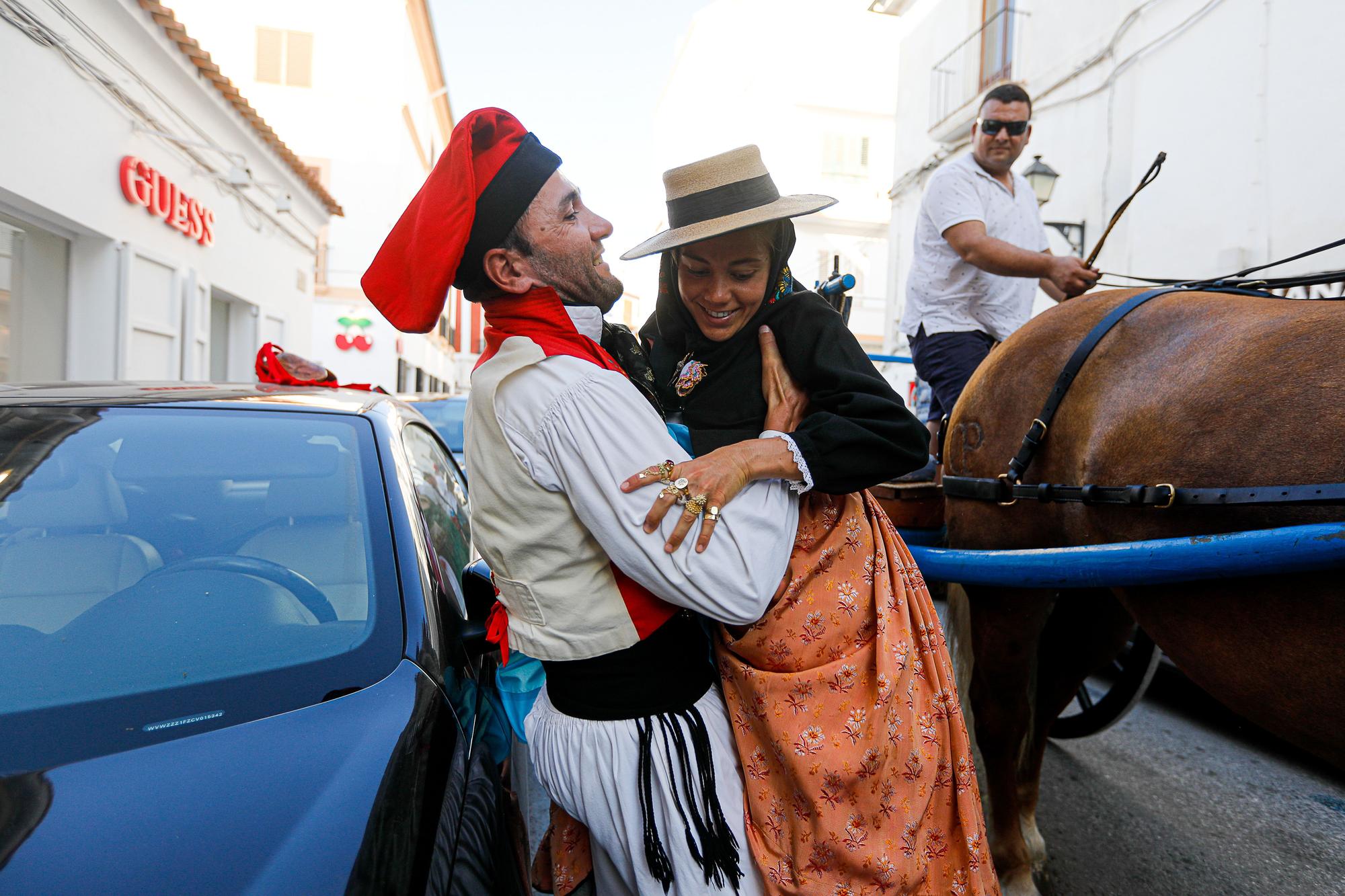 Los carros toman la Marina para dar la bienvenida a las Festes de la Terra de Ibiza