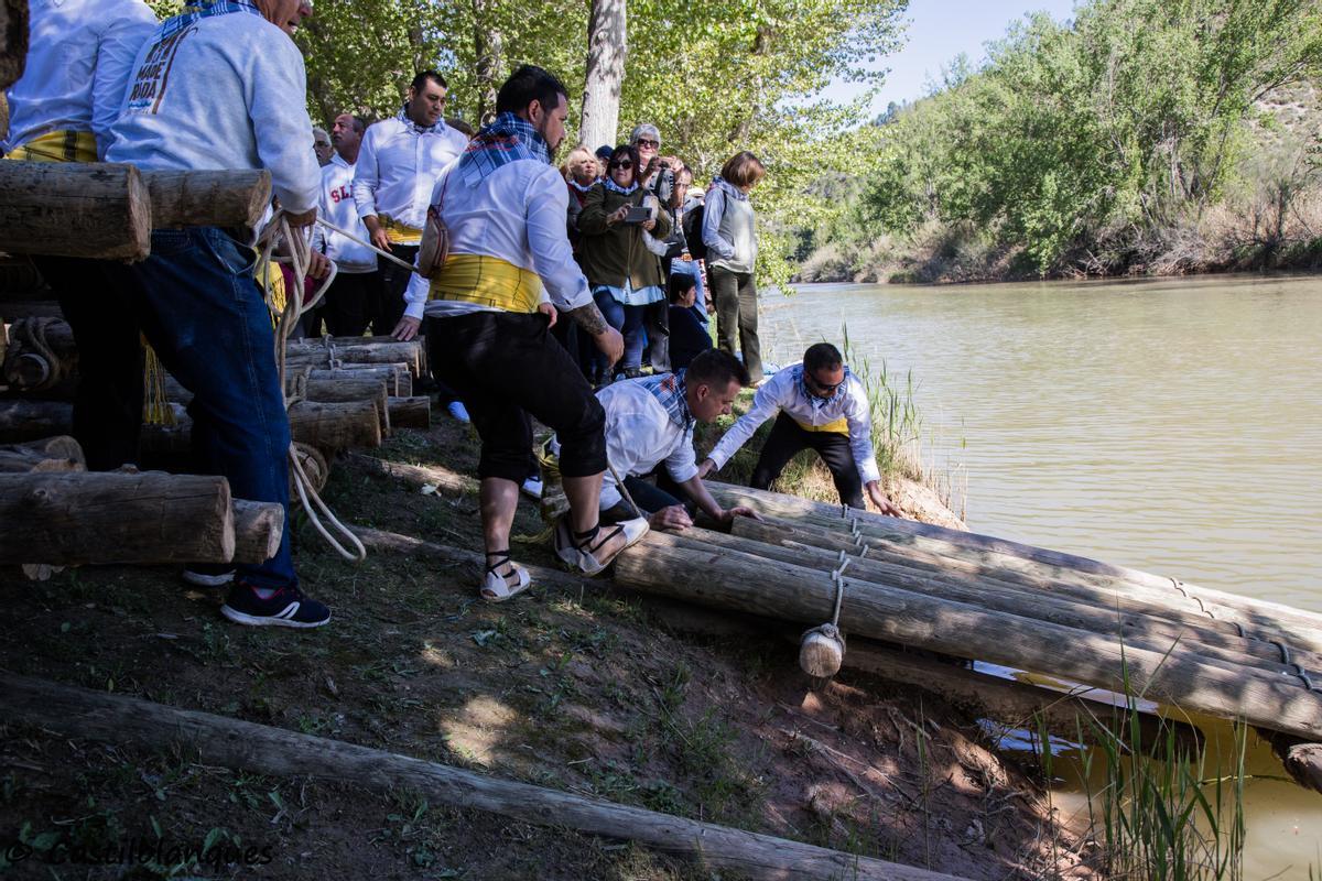 El primer sábado de mayo, en Cofrentes realizan un recorrido simbólico por el río Cabriel.
