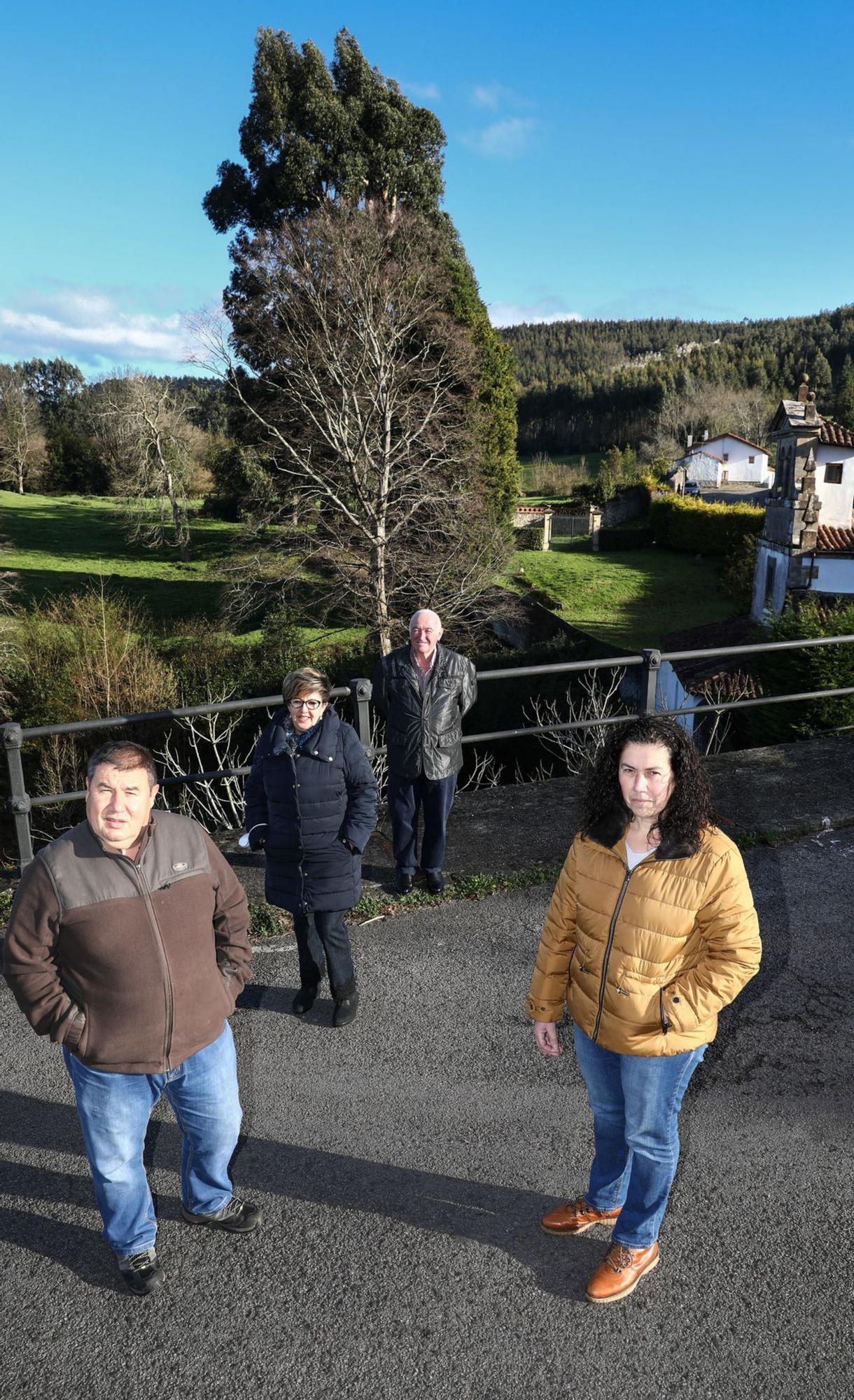 Por la izquierda, Juan Caso, Carmen Díaz, Valentín Gutiérrez e Isabel Cuesta, en la parroquia de Deva.  |  JUAN PLAZA