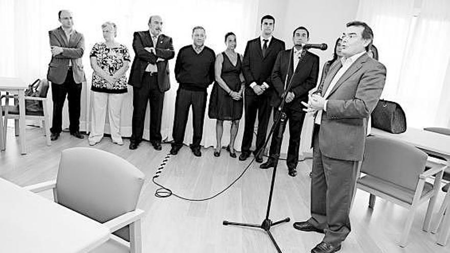 El viceconsejero de Bienestar Social, Ángel González, interviene ante autoridades e invitados en la inauguración.