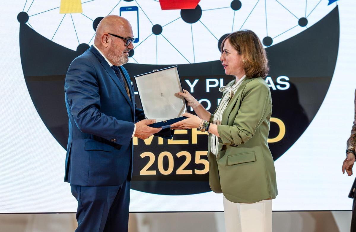 Agustín Rovira y Amparo López Senovilla en la entrega de la placa al merito en comercio a la oficina Pateco