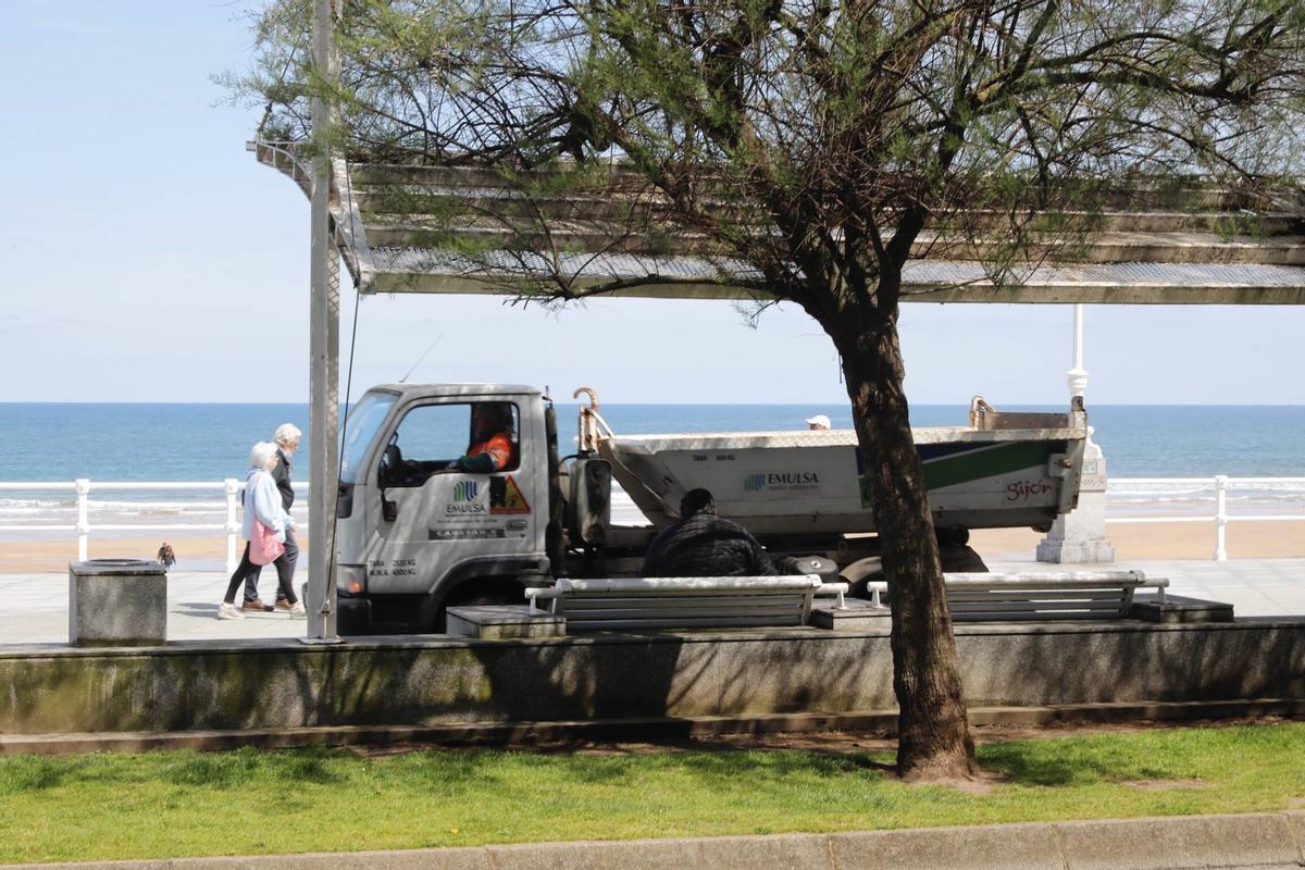 Un camión de Emulsa en el Muro.