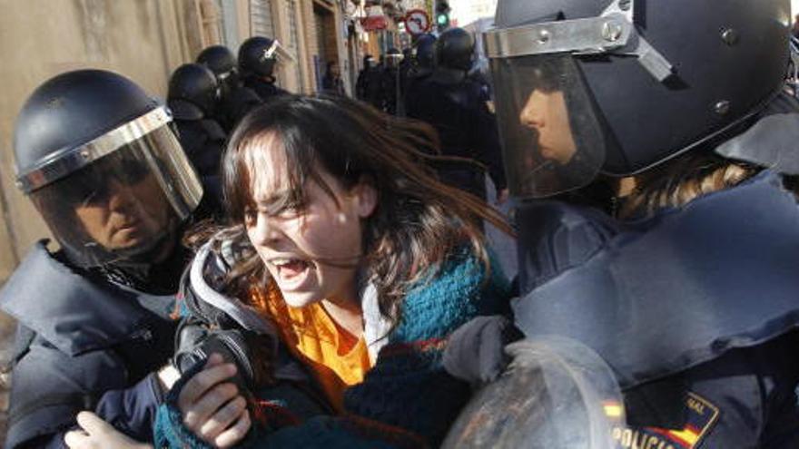 Un grupo de estudiantes, al que también se han sumado algunos padres de alumnos y dirigentes políticos de izquierda, han cortado el tráfico en las calles X tiva y Marqués de Sotelo de Valencia, frente al instituto Lluís Vives, donde ayer la Policía detuvo a seis personas por desórdenes y desobediencia. Los estudiantes que se habían concentrado en las inmediaciones del IES Lluís Vives se han empezado a trasladar hacia la comisaría de Zapadores por las calles de Alicante y Castellón, han cortado el tráfico de la gran vía de Germanías y la calle de Cádiz y han volcado contenedores.