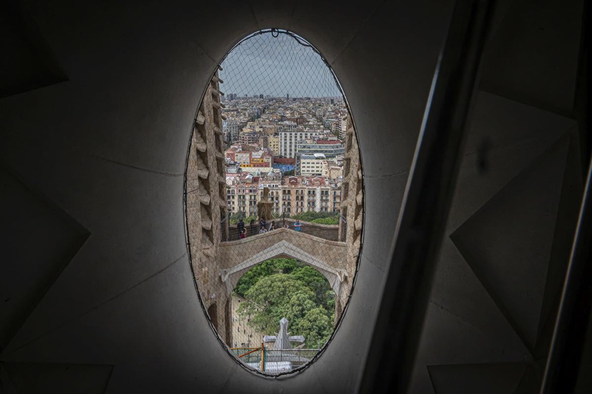 Dos colosales figuras de mármol griego de Thasos, el más blanco del mundo, aguardan a los pies del templo de la Sagrada Família para ser alzadas en octubre a la cima de las torres dedicadas a los evangelistas Juan y Mateo, la primera, como marca la tradición cristiana, un águila, y la segunda, con un esculpido que a veces confunde incluso a los más creyentes, con el aspecto de un hombre alado, sin que eso sea exactamente un ángel.