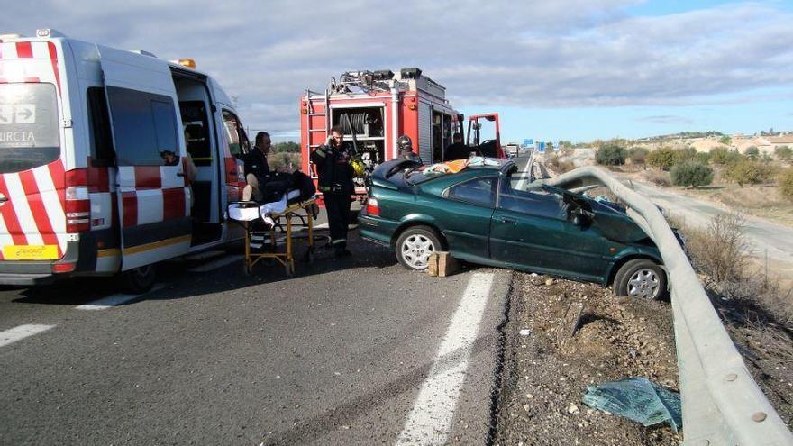 Dos heridos al empotrarse un coche contra la mediana