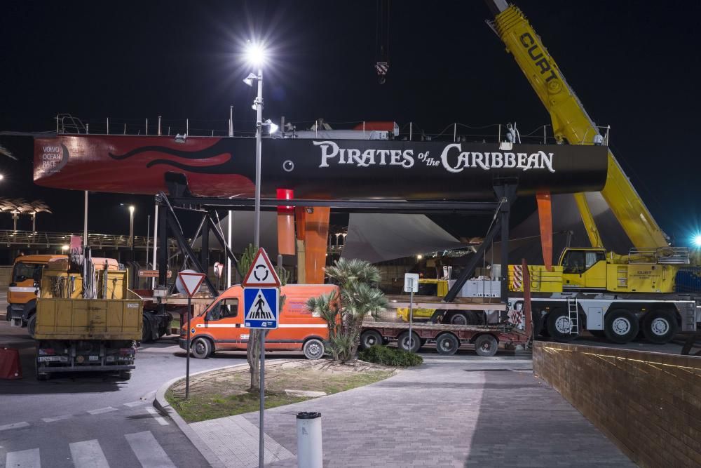 El camión de transporte con el barco se dirige hace la Plaza del Mar desde la zona Volvo