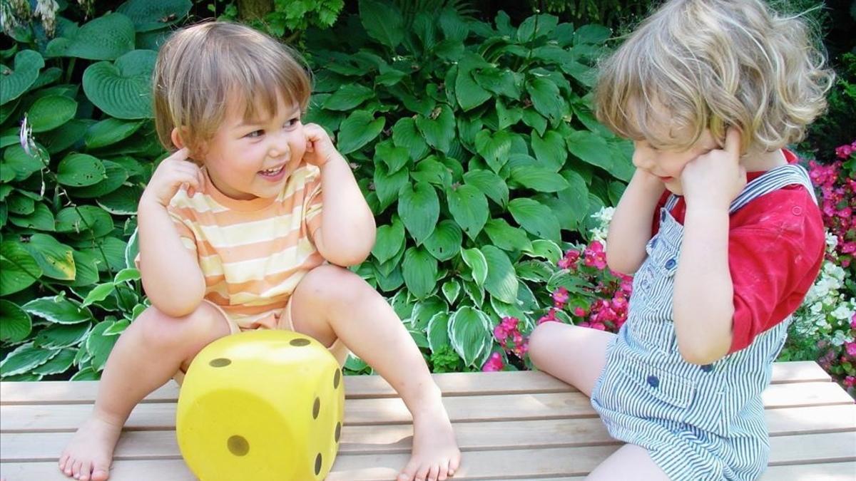 Dos niños juegan en una escuela infantil.