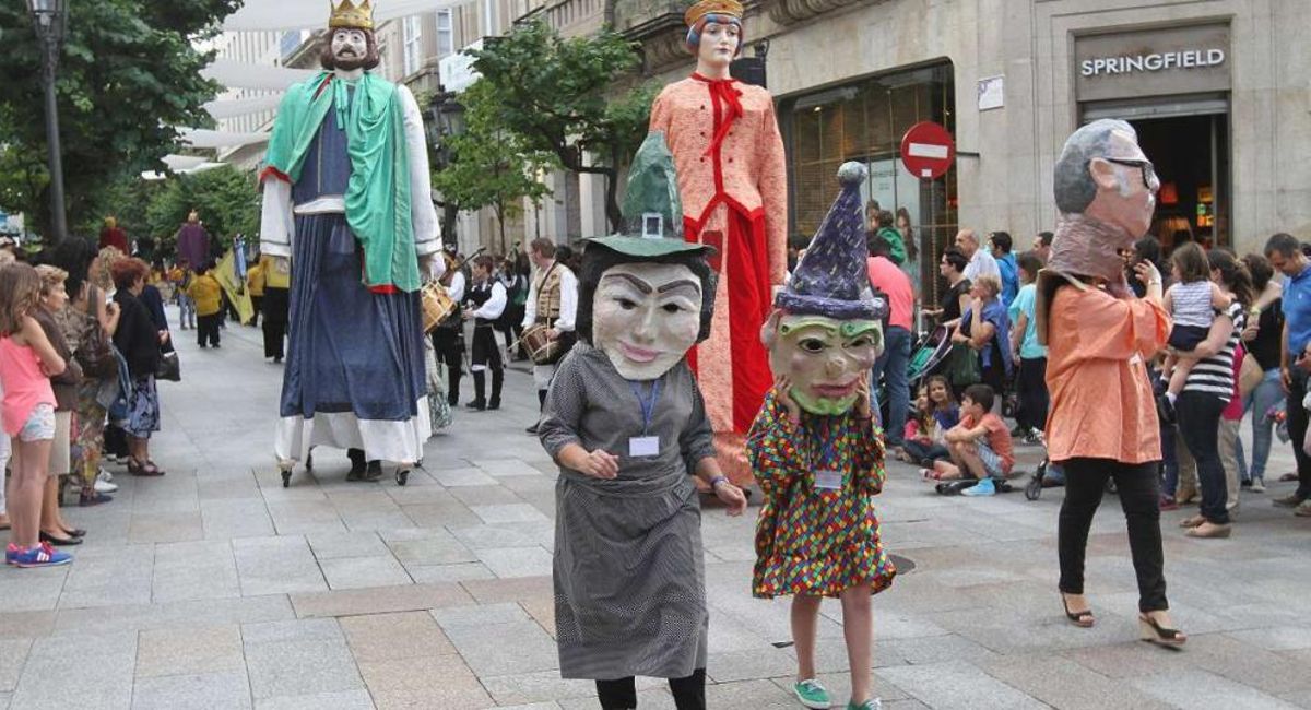 Ourense acoge con frialdad el primer desfile de gigantes, cabezudos y marionetas del Corpus
