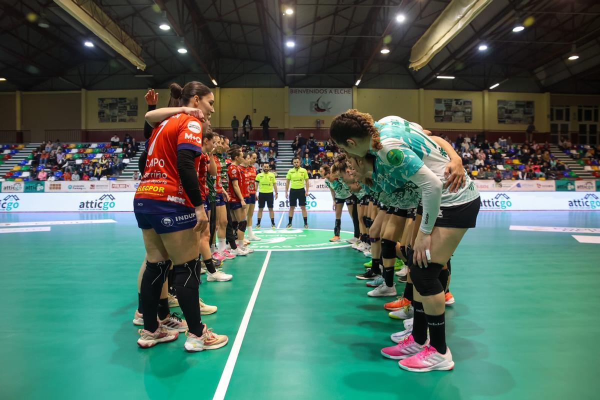 Las jugadoras de Porriño y Atticgo Elche antes de iniciarse el encuentro