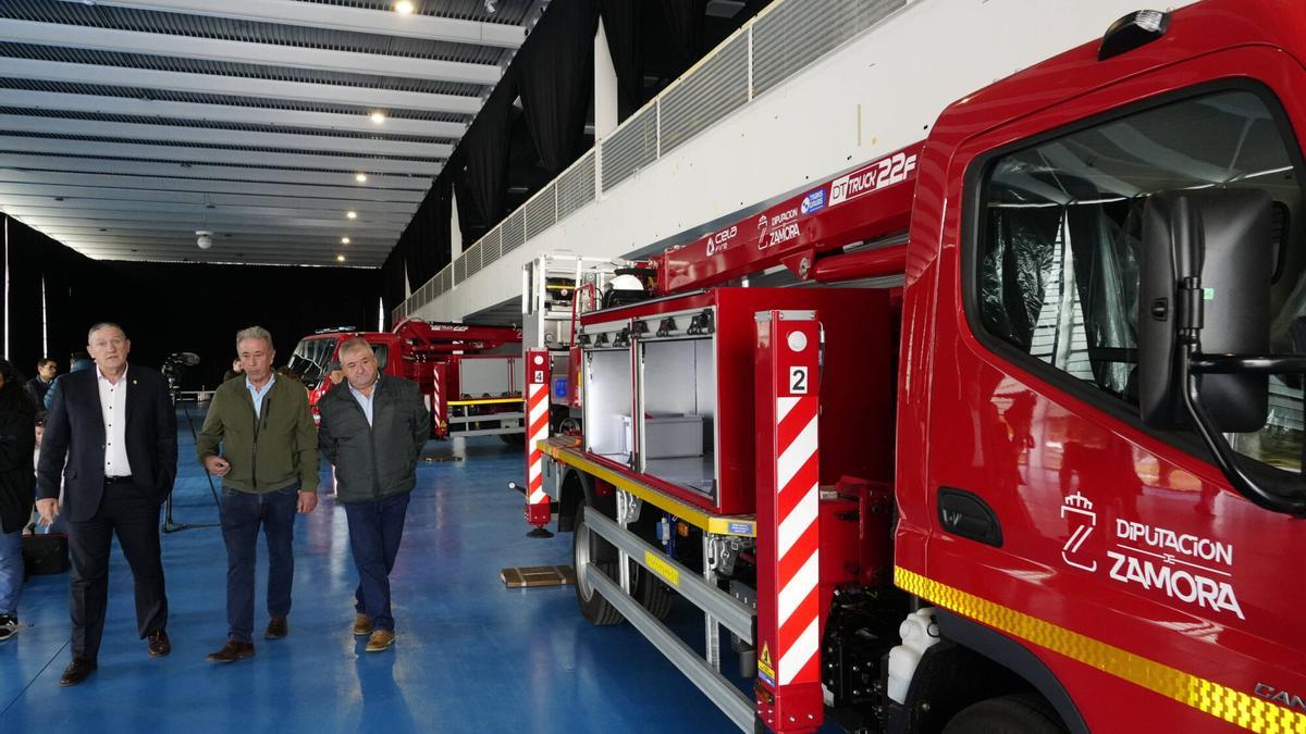 El presidente de la Diputación de Zamora, Javier Faúndez Domínguez, durante la presentación de los nuevos vehículos para el Servicio Provincial de Bomberos