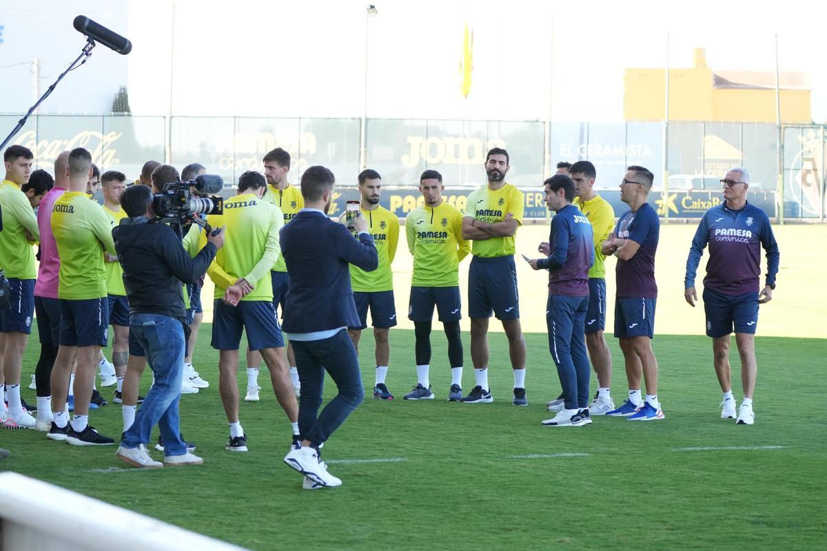 Marcelino da una charla a los jugadores del Villarreal CF.