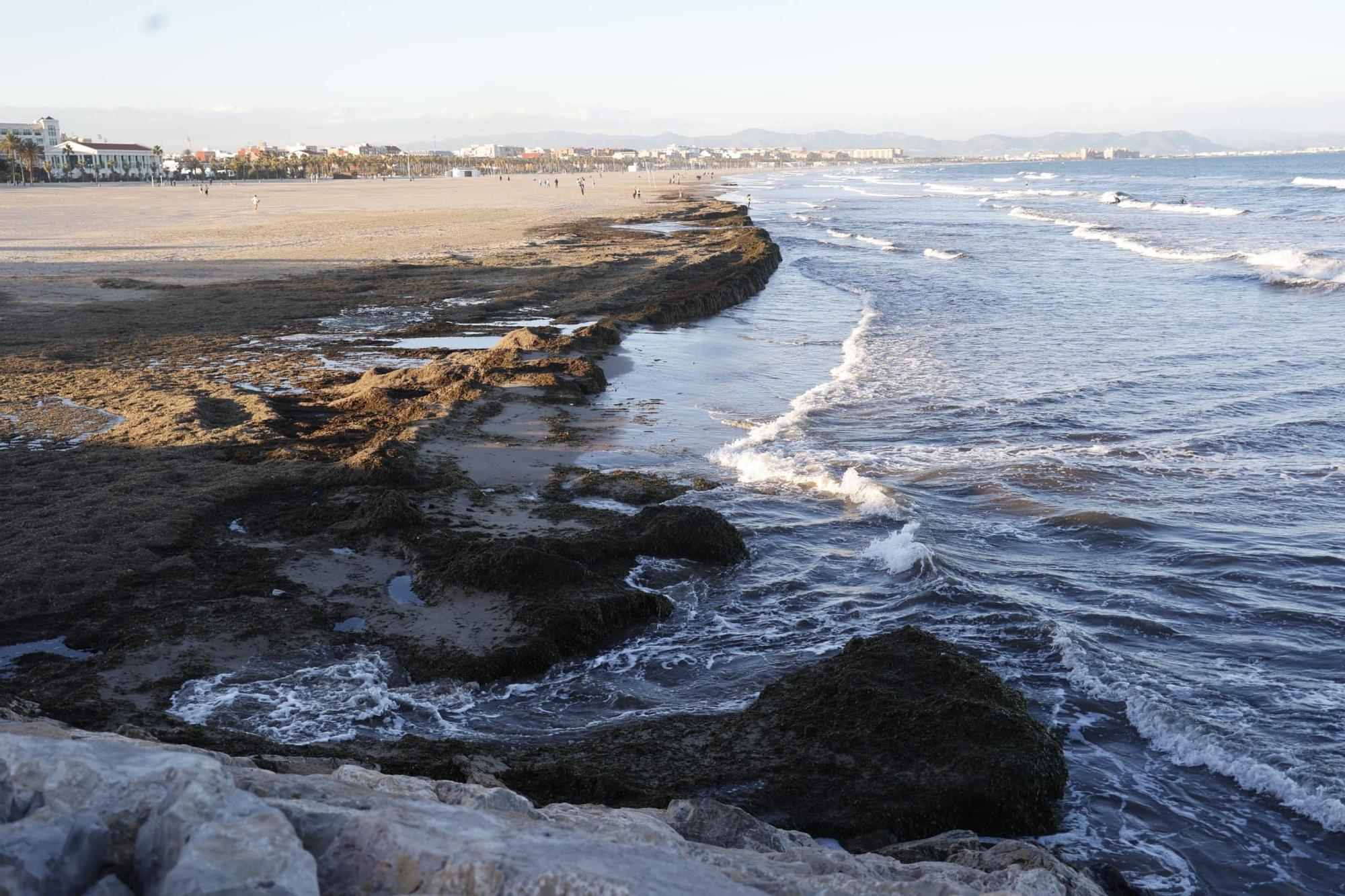 La playa de Las Arenas tras el fuerte oleaje de este fin de semana