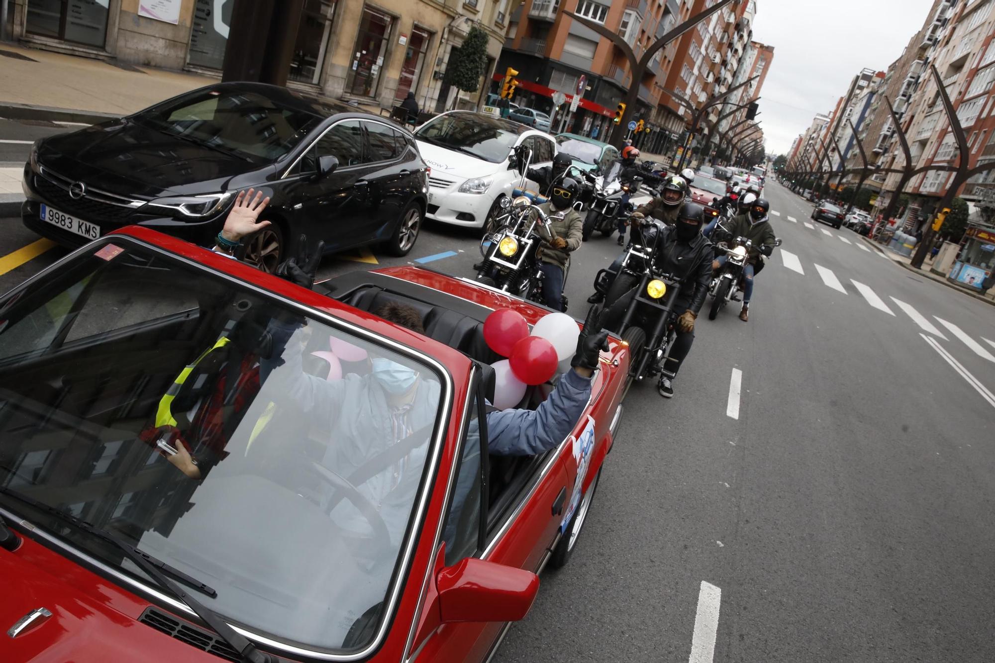 Centenares de vehículos clásicos marchan por Gijón contra la ordenanza de movilidad