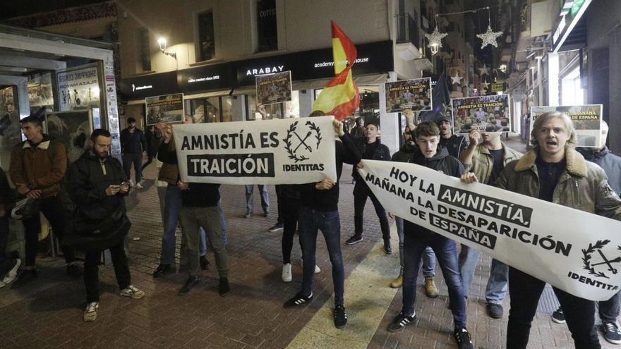 Unas cincuenta personas se concentraron delante de la sede del PSIB.