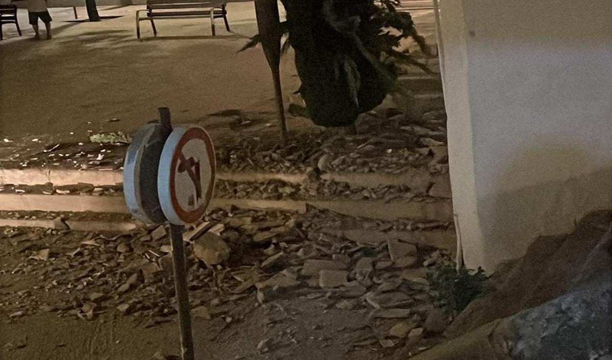 Daños que ha provocado el seísmo en una calle de Granada capital