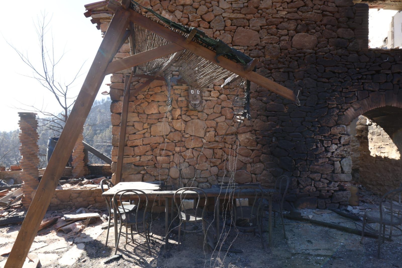 La imagen de la desolación: el fuego arrasa viviendas en la aldea de Los García