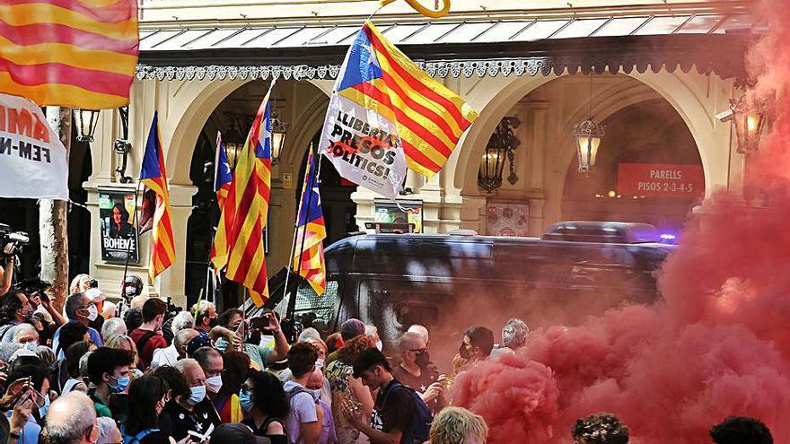 Concentració de protesta a les portes del Liceu. | RICARD CUGAT