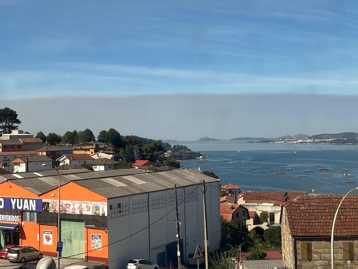 Un telón de humo procedente de los incendios de Portugal puede verse en el horizonte en la ría de Vigo.