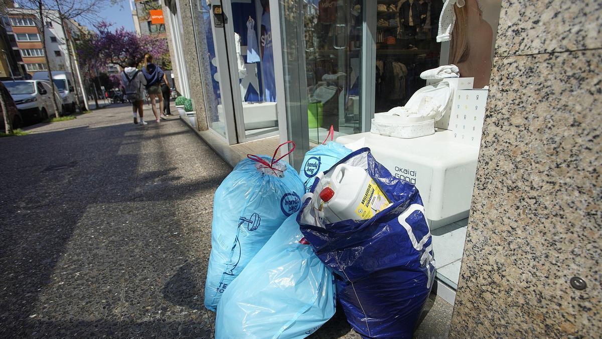 Brossa fora d'un comerç, en una imatge d'arxiu.