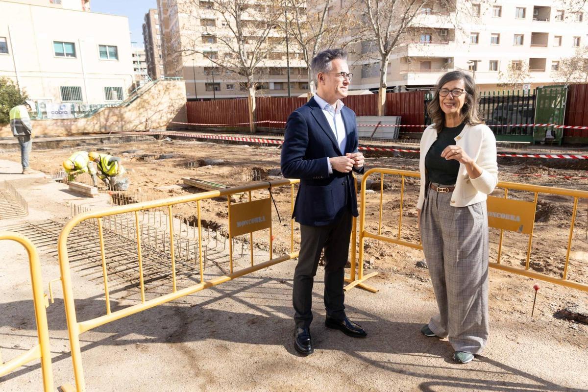 El concejal de Urbanismo, Víctor Serrano, visita el comienzo de las obras de construcción del CMSS San José, junto a la concejala de Políticas Sociales, Marian Orós.