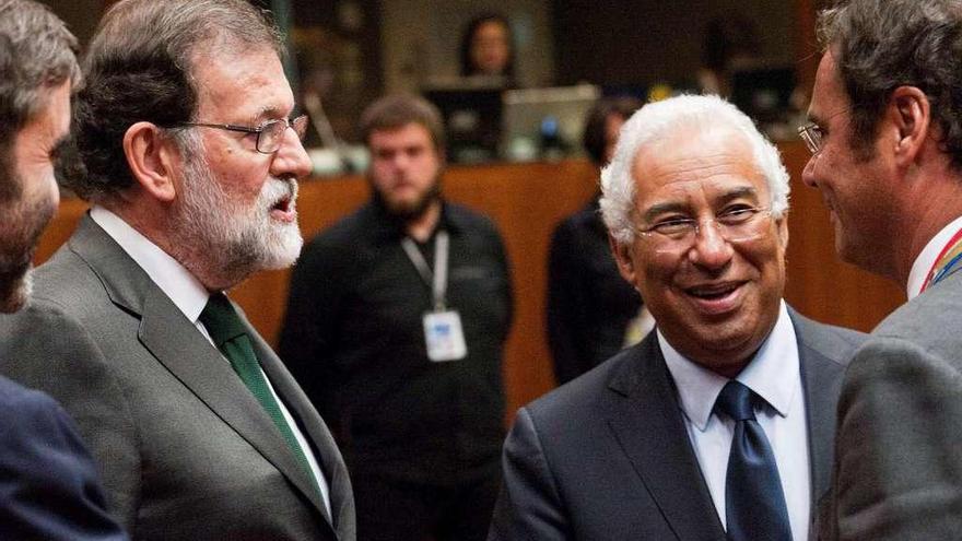 Rajoy, segundo por la derecha, con António Costa, ayer en Bruselas.