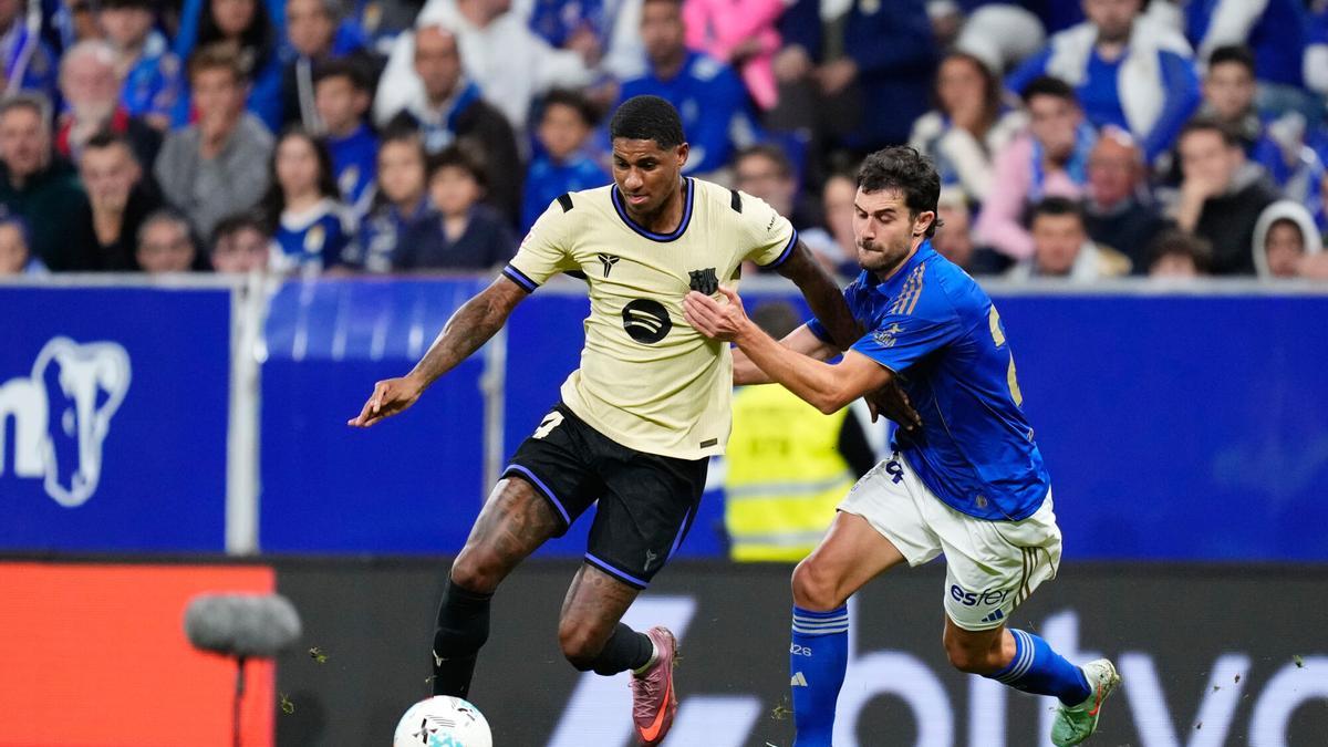 Barcelona's Marcus Rashford fights for the ball against Barcelona's Eric Garcia during a Spanish La Liga soccer match at the Carlos Tartiere stadium in Oviedo, Spain, Thursday, Sept. 25, 2025. (AP Photo/Jose Breton)