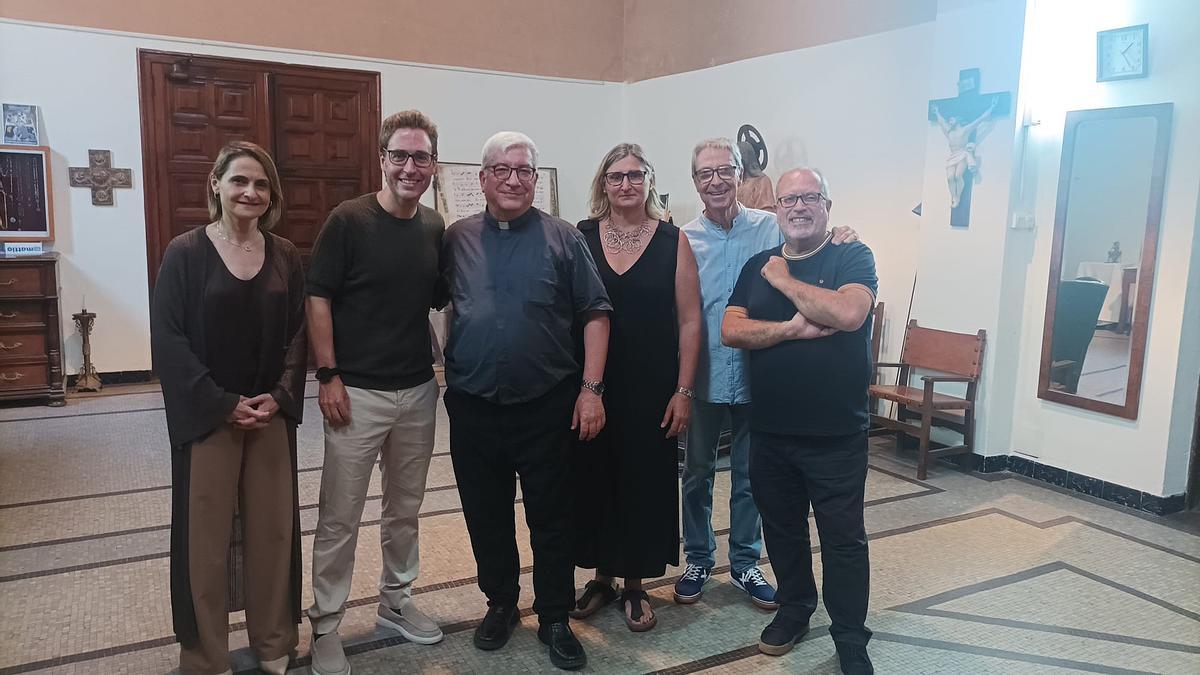 Mossèn Emili amb l'alcalde, regidors i amics acabada la missa