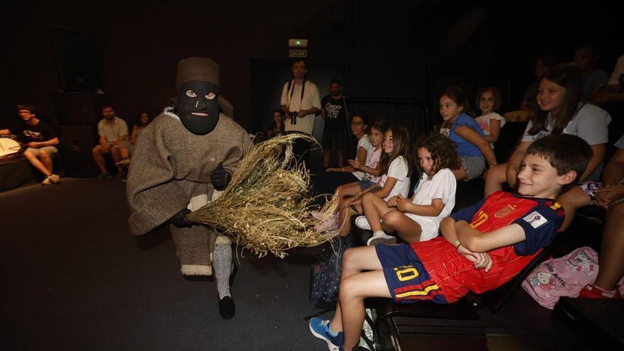 Los mazcaritos de Avilés ponen a bailar y jugar a la Bienal Climática