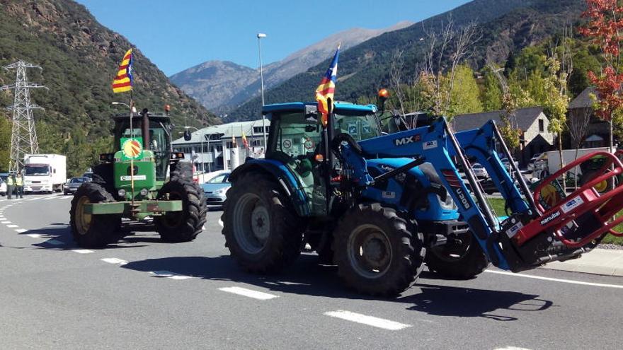 Una vintena de tractors es manifesten a la Seu d&#039;Urgell per denunciar la reducció d&#039;ajuts