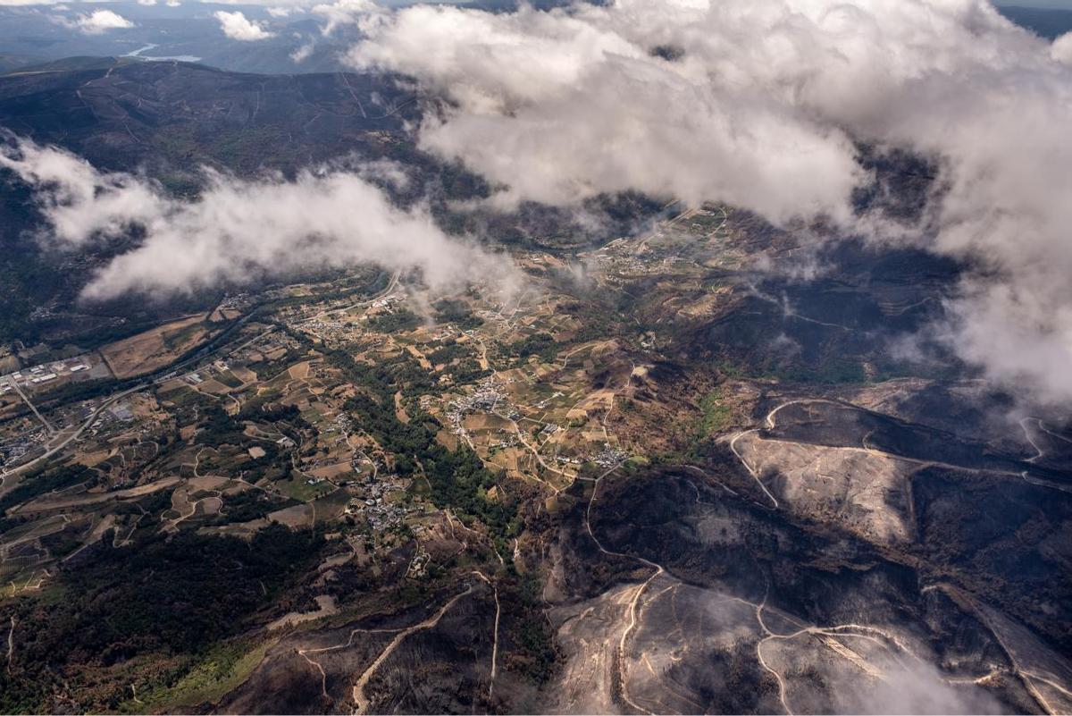Tierra quemada en el concello de A Rúa, en la comarca de Valdeorras, región castigada por el incendio declarado en Larouco, el más grande de la historia de Galicia