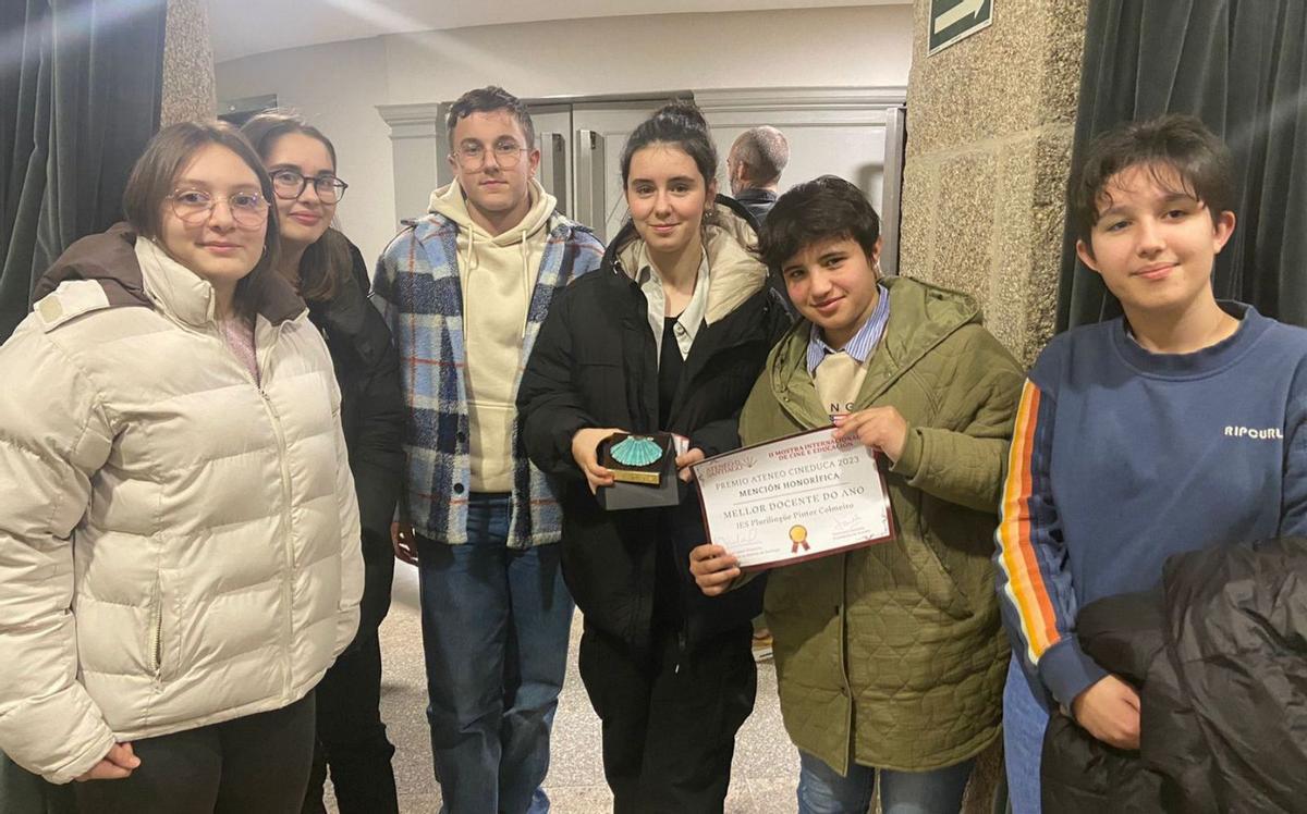 Carme Álvarez Brey, en el centro, junto a compañeros del instituto, tras recoger la mención.