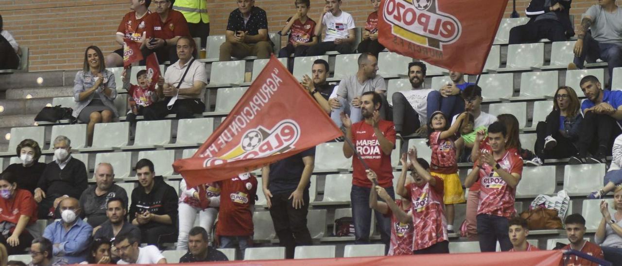 Aficionados de ElPozo Murcia durante un partido de esta temporada en el Palacio.  | ISRAEL SÁNCHEZ