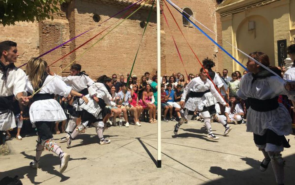 Los vecinos participaron en el tradicional trenzao. |